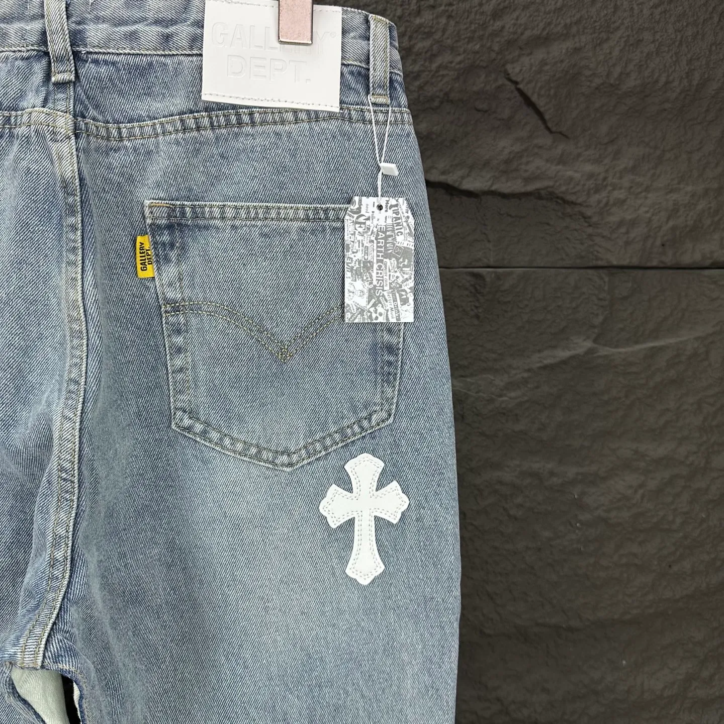 P260 GALLERY DEPT. & Croixin co-branded 2025 new spliced ​​white cross patch leather couple's bootcut jeans 🔥High version🔥High version🔥 Top ceiling quality Styles with different washed textures are very friendly to people with thin legs and thick legs. The bootcut version is very flattering to the leg shape. Moderate length that never goes out of style, easy to match with casually, basic styling for various styles, a must-have in the wardrobe! The fabric is stiff but also makes the upper body soft without losing texture. The washing process is even more perfect. It is a must-have item for everyone! ! ! Washed wheat, hangtag, pants label, complete with three labels Color: light blue Size: 28, 30, 32, 34, 36 (five sizes)